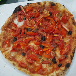 Pizza con pomodorini e olive
