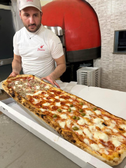 Pizza a metro appena sfornata